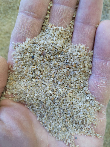 Кварцевый песок для площадок фр. 0,6-1,2 мм.  купить в Мариуполе фото Камень Клуб