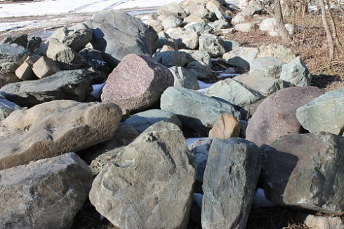 Kamenclub.ru: Гранит скальник (серо-зеленый) фр. 500-1500 мм.  купить в Мариуполе гранит мрамор  серый зеленый темно-серый глыба скальная колотая ландшафтная 7 500 руб/т   фото КАМЕНЬ КЛУБ