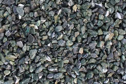 Kamenclub.ru: Мраморная крошка (щебень галтованный микс:зеленый-черный) фр.10-20 мм.  купить в Мариуполе мрамор зеленый, черный декоративные ландшафтные окатанные округлые камни щебня 14500 руб/т   фото КАМЕНЬ КЛУБ