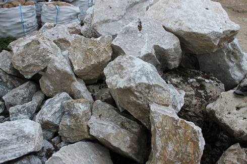 Kamenclub.ru: Мраморизированный известняк фр. 100-500 мм.  купить в Мариуполе известняк серый белый темно-серый сероватый валун природного образования окатанный 10500 руб/т   фото КАМЕНЬ КЛУБ