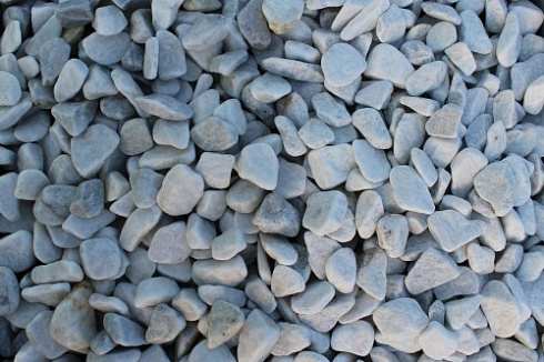 Kamenclub.ru: Мраморная крошка (щебень галтованный белый), фр.20-40 мм.  купить в Мариуполе мрамор белый бежевый молочный мраморный щебень декоративный 17000 руб/т   фото КАМЕНЬ КЛУБ