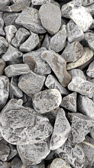 Kamenclub.ru: Щебень галтованный черный (мрамор) фр.40-70 мм.  купить в Мариуполе мрамор черный с белыми прожилками, черный, белый щебень галтованный округлый 13500 руб/т   фото КАМЕНЬ КЛУБ