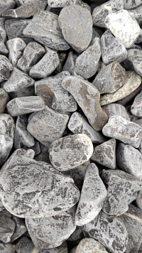 Kamenclub.ru: Щебень галтованный черный (мрамор) фр.40-70 мм.  купить в Мариуполе мрамор черный с белыми прожилками, черный, белый щебень галтованный округлый 13500 руб/т   фото КАМЕНЬ КЛУБ