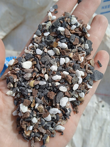 Kamenclub.ru: Мраморная крошка (щебень крошка микс : белый-черный-розовый) фр. 5-10 мм.  купить в Мариуполе мрамор белый, черный, розовый, разноцветный микс декоративная мраморная каменная крошка 12000 руб/т   фото КАМЕНЬ КЛУБ