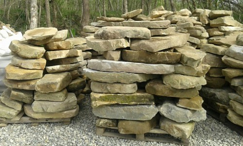 Kamenclub.ru: Песчаник плиты - плахи - пошаговые дорожки (фр. 70-150 мм)  купить в Мариуполе песчаник серый бежевый желтый зеленый колотый песчаник строительный 6500 руб/т   фото КАМЕНЬ КЛУБ