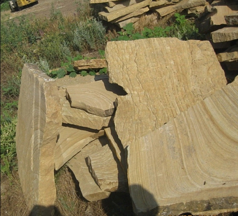 Kamenclub.ru: Форматный камень (плаха) пошаговая дорожка от 70-150 см (4 -12 см)  купить в Мариуполе плитняк  форматный плаха желтый песчаник 9 000 руб/т   фото КАМЕНЬ КЛУБ