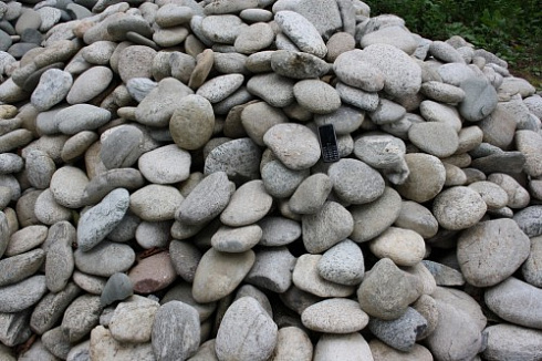 Kamenclub.ru: Галька речная плоская (бело-серая) фр. 100-200-300 мм. купить  в Мариуполе галька речная плоская серый, белый, бело-серый, серо-белый речная галька плоская  9000 руб/т   фото КАМЕНЬ КЛУБ