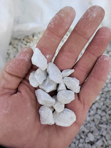 Kamenclub.ru: Мраморная крошка, щебень, цвет-белый, фр. 10-20 мм.  купить в Мариуполе мрамор белый, молочный айвори каменная ландшафтная декоративная крошка шебня 12000 руб/т   фото КАМЕНЬ КЛУБ