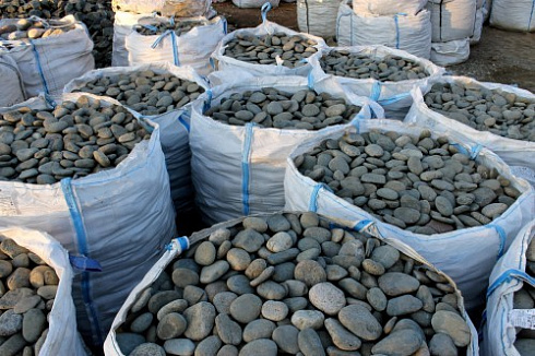 Kamenclub.ru: Галька речная плоская (темно-серая) фр. 100-200-300 мм. купить  в Мариуполе галька речная плоская темно-серый, серый, синий речной галечник плоский 9000 руб/т   фото КАМЕНЬ КЛУБ