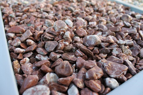 Kamenclub.ru: Мраморная крошка (щебень галтованный розовый) фр.10-20 мм.  купить в Мариуполе мрамор розовый, красный ландшафтный декоративный окатанный округлый щебень 15000 руб/т   фото КАМЕНЬ КЛУБ