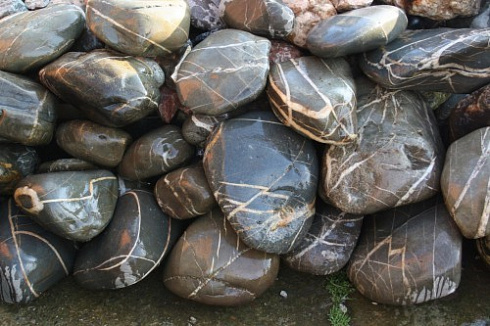 Kamenclub.ru: Валунчик Паутинник фр.100-300 мм  купить в Мариуполе крупный природный камень галечник темно-серый с прожилками белый черный речной валунчик 5000 руб/т   фото КАМЕНЬ КЛУБ