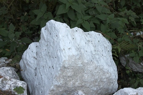 Kamenclub.ru: Мраморизированный известняк фр. 100-500 мм.  купить в Мариуполе известняк серый белый темно-серый сероватый валун природного образования окатанный 10500 руб/т   фото КАМЕНЬ КЛУБ