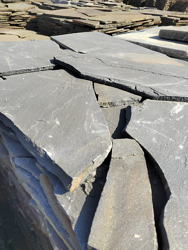 Kamenclub.ru: Песчаник пластушка светло-серый (2,0 см)  купить в Мариуполе плитняк- ластушка светло-серый, серый рваный ландшафтный плитняк колотый 13800 руб/м3   фото КАМЕНЬ КЛУБ