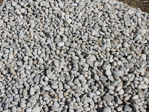 Kamenclub.ru: Галька речная окат (серо-белая) фр. 70-120 мм купить  в Мариуполе галька галечник бело-серая, серо-белая, серая, белая речная природная галька  8000 руб/т   фото КАМЕНЬ КЛУБ