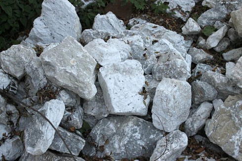 Kamenclub.ru: Мраморизированный известняк фр. 100-500 мм.  купить в Мариуполе известняк серый белый темно-серый сероватый валун природного образования окатанный 10500 руб/т   фото КАМЕНЬ КЛУБ