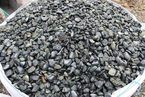 Kamenclub.ru: Щебень галтованный зеленый (змеевик) фр. 20-40 мм.  купить в Мариуполе мрамор зеленый, салатовый оголтованный щебень мраморный 12500 руб/т   фото КАМЕНЬ КЛУБ