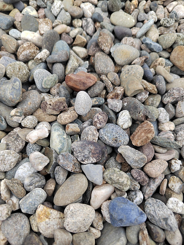 Kamenclub.ru: Галька речная окат (серая) фр.10-20 мм купить  в Мариуполе галька речная серая, серый, темно-серый, светло-серый, коричневый ландшафтная декоративная речная окатанная округлая галька 5000 руб/т   фото КАМЕНЬ КЛУБ