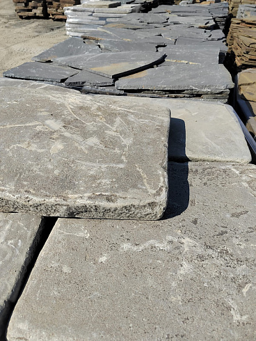 Kamenclub.ru: Песчаник пластушка галтованная светло-серая (3,0 см)  купить в Мариуполе песчаник светло-серый, серый ландшафтный камень рваный колотый 21000 руб/м3   фото КАМЕНЬ КЛУБ