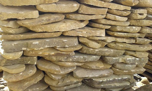 Kamenclub.ru: Песчаник колотый для облицовки (фр. 2-3 см)  купить в Мариуполе песчаник бежевый серый рыжий песчаник строительный 5000 руб/т   фото КАМЕНЬ КЛУБ