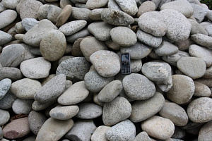 Kamenclub.ru: Галька речная плоская (бело-серая) фр. 100-200-300 мм. купить в Мариуполе галька речная плоская серый, белый, бело-серый, серо-белый речная галька плоская  9000 руб/т   фото КАМЕНЬ КЛУБ