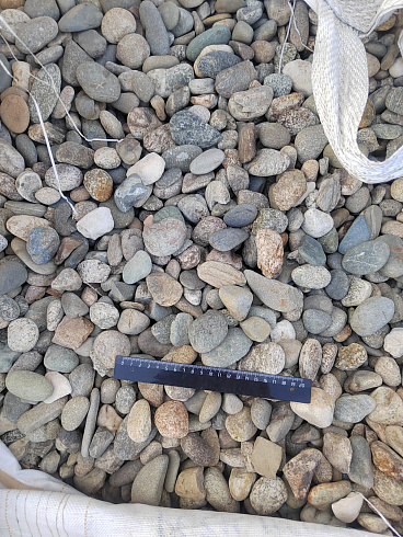 Kamenclub.ru: Галька речная окат (пестрая) фр. 20-40 мм. купить  в Мариуполе галька речная пестрая, серая, серые оттенки галька речная окатанная округлая 5000 руб/т   фото КАМЕНЬ КЛУБ