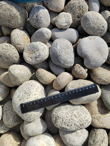 Kamenclub.ru: Галька речная окат (серо-белая) фр. 70-120 мм купить  в Мариуполе галька галечник бело-серая, серо-белая, серая, белая речная природная галька  8000 руб/т   фото КАМЕНЬ КЛУБ