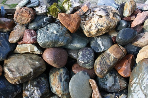 Kamenclub.ru: Ландшафтные валунчики фр.100-500 мм.  купить в Мариуполе крупный природный камень серый, темно-серый, светло-серый речной валун крупный 4800 руб/т   фото КАМЕНЬ КЛУБ