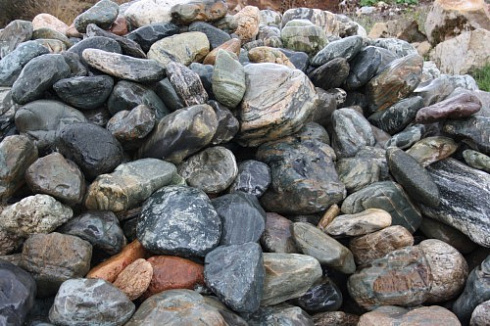 Kamenclub.ru: Ландшафтные валунчики фр.100-500 мм.  купить в Мариуполе крупный природный камень серый, темно-серый, светло-серый речной валун крупный 4800 руб/т   фото КАМЕНЬ КЛУБ