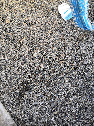 Kamenclub.ru: Галька речная окат (серая) фр.3-5 мм купить  в Мариуполе галька речная серая бежевый темно-серый окатанный речной камень округлый 9500 руб/т   фото КАМЕНЬ КЛУБ