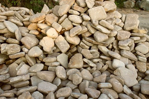 Kamenclub.ru: Песчаник для мощения дорожек, площадок, парковок ( фр 5-10 см)  купить в Мариуполе песчаник  серый желтый коричневый рыжий песчаник оголтованный окатанный 6500 руб/т   фото КАМЕНЬ КЛУБ