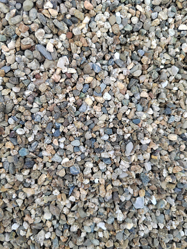 Kamenclub.ru: Галька речная окат (серая) фр.3-5 мм купить  в Мариуполе галька речная серая бежевый темно-серый окатанный речной камень округлый 9500 руб/т   фото КАМЕНЬ КЛУБ