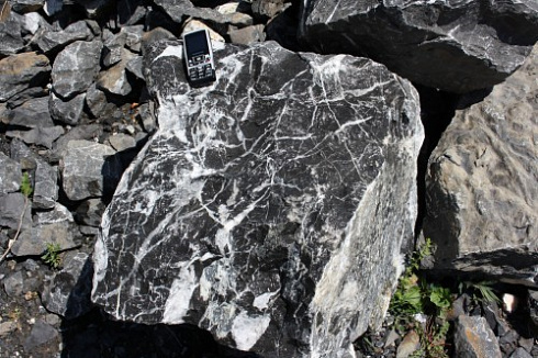 Kamenclub.ru: Черный мрамор скальник фр. 1000-1500 мм.  купить в Мариуполе мрамор черный белый серый крупный колотый валун ландшафтный 9000 руб/т   фото КАМЕНЬ КЛУБ