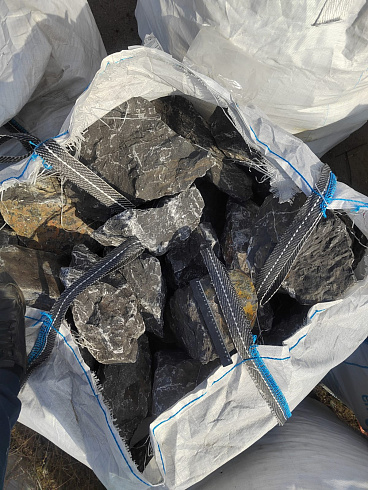 Kamenclub.ru: Черный мрамор скальник фр. 100-500 мм.  купить в Мариуполе мрамор черный белый серый крупный колотый валун ландшафтный 8500 руб/т   фото КАМЕНЬ КЛУБ