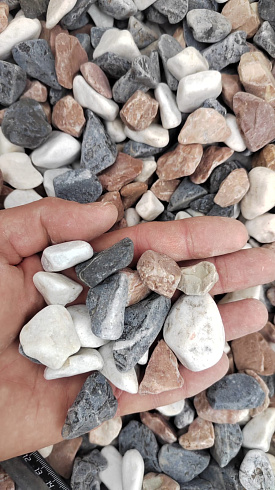 Kamenclub.ru: Мраморная крошка (щебень галтованный микс:белый-зеленый-розовый) фр.20-40 мм.  купить в Мариуполе мрамор белый, зеленый, розовый мрамор декоративный (галтовка) 15500 руб/т   фото КАМЕНЬ КЛУБ