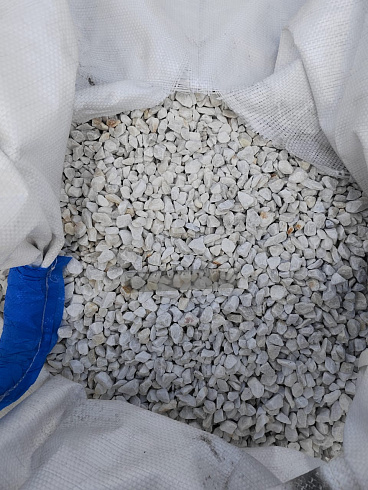 Kamenclub.ru: Мраморная крошка, щебень, цвет-белый, фр. 10-20 мм.  купить в Мариуполе мрамор белый, молочный айвори каменная ландшафтная декоративная крошка шебня 12000 руб/т   фото КАМЕНЬ КЛУБ