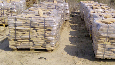 Kamenclub.ru: Песчаник пластушка галтованный желтый с рисунком (3 см)  купить в Мариуполе плитняк - пластушка желтый песчаник 21000 руб/м3   фото КАМЕНЬ КЛУБ