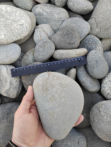 Kamenclub.ru: Галька речная плоская (серо-белая) фр. 70-120 мм. купить  в Мариуполе галька галечник речной серый, белый окатанная плоская  природная галька 9000 руб/т   фото КАМЕНЬ КЛУБ