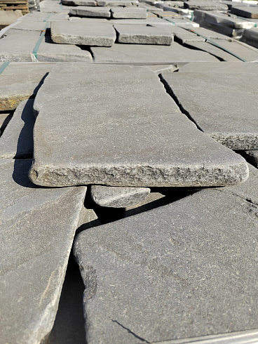 Kamenclub.ru: Песчаник пластушка светло-серый (4,0 - 6,0 см)  купить в Мариуполе плитняк - пластушка светло-серый песчаник 12600 руб/м3   фото КАМЕНЬ КЛУБ