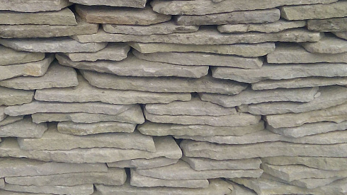 Kamenclub.ru: Песчаник пластушка светло-серый (3,0 см)  купить в Мариуполе песчаник светло-серый, серый песчаник рваный ландшафтный колотый 13800 руб/м3   фото КАМЕНЬ КЛУБ