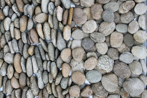 Kamenclub.ru: Галька речная плоская (серо-белая) фр. 70-120 мм. купить  в Мариуполе галька галечник речной серый, белый окатанная плоская  природная галька 9000 руб/т   фото КАМЕНЬ КЛУБ