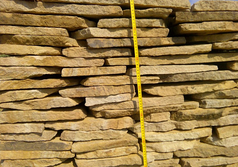 Kamenclub.ru: Песчаник пластушка желтый с разводом под дерево (2 см)  купить в Мариуполе плитняк желтый с разводами, желтый, рыжий, серый песчаник пластушка рваная ландшафтная 11 000 руб/м3   фото КАМЕНЬ КЛУБ