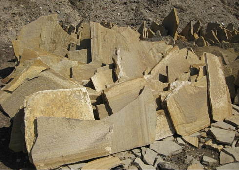 Kamenclub.ru: Форматный камень (плаха) пошаговая дорожка от 70-150 см (4 -12 см)  купить в Мариуполе плитняк  форматный плаха желтый песчаник 9 000 руб/т   фото КАМЕНЬ КЛУБ