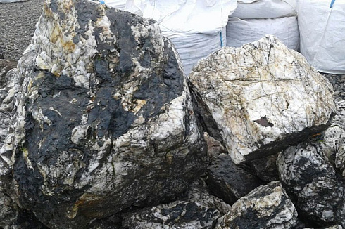 Kamenclub.ru: Черный гранит - кварцит фр. 100-500 мм.  купить в Мариуполе мрамор гранит черный с белыми прожилками, серый, белый валун скальный колотый 7000 руб/т   фото КАМЕНЬ КЛУБ