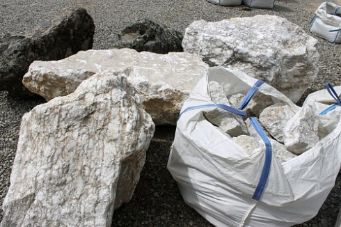 Kamenclub.ru: Мраморизированный известняк фр. 100-500 мм.  купить в Мариуполе известняк серый белый темно-серый сероватый валун природного образования окатанный 10500 руб/т   фото КАМЕНЬ КЛУБ