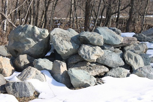 Kamenclub.ru: Гранит скальник (серо-зеленый) фр. 500-1500 мм.  купить в Мариуполе гранит мрамор  серый зеленый темно-серый глыба скальная колотая ландшафтная 7 500 руб/т   фото КАМЕНЬ КЛУБ