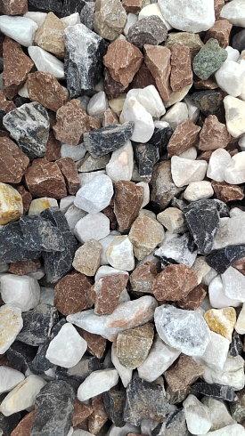 Kamenclub.ru: Мраморная крошка (щебень крошка микс : белый-черный-розовый) фр. 20-40 мм.  купить в Мариуполе мрамор белый, черный, розовый декоративная ландшафтная крошка 12000 руб/т   фото КАМЕНЬ КЛУБ