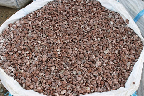 Kamenclub.ru: Мраморная крошка (щебень галтованный розовый) фр.10-20 мм.  купить в Мариуполе мрамор розовый, красный ландшафтный декоративный окатанный округлый щебень 15000 руб/т   фото КАМЕНЬ КЛУБ