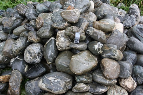 Kamenclub.ru: Валунчик Паутинник фр.100-300 мм  купить в Мариуполе крупный природный камень галечник темно-серый с прожилками белый черный речной валунчик 5000 руб/т   фото КАМЕНЬ КЛУБ