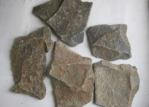 Kamenclub.ru: Песчаник пластушка "фонтанка" серо-зеленая (3,0-5,0 см)  купить в Мариуполе песчаник серо-зеленая колотые плитки облицовочные пластушки 11400 руб/м3   фото КАМЕНЬ КЛУБ