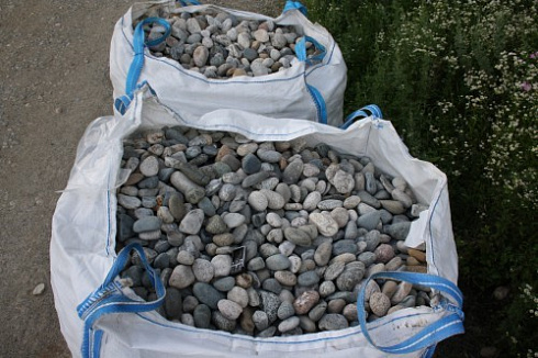 Kamenclub.ru: Галька речная окат (ассорти) фр. 50-100 мм. купить  в Мариуполе галька природная округлая серая белая черная серая коричневая синяя галька речная окатанная округлая 6200 руб/т   фото КАМЕНЬ КЛУБ